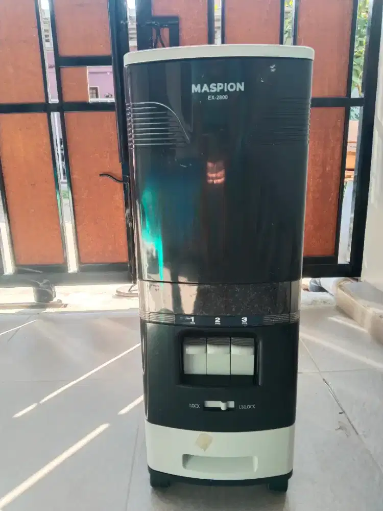 Maspion Rice Box MRD EX 2800 berkapasitas 28 kg