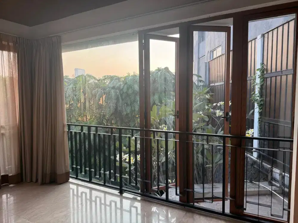 Dijual Rumah 3 Lantai Siap Huni di Petra Kuningan Jakarta Selatan