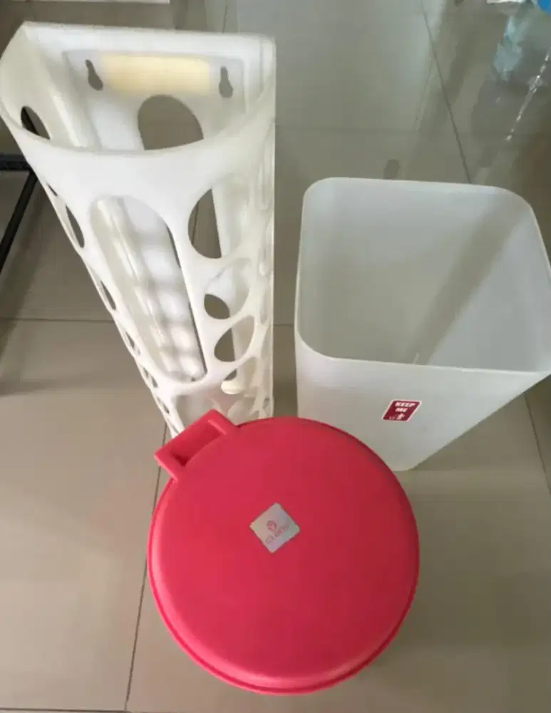 2 tempat sampah dan 1 tempat multi fungsi