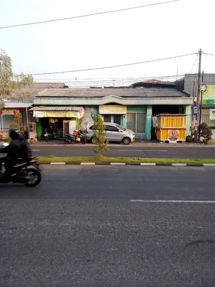 Disewakan tempat di Jl. Gunung Sari (depan pasar ikan hias) Surabaya.