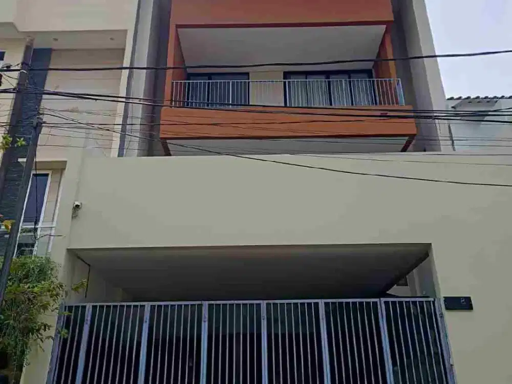 Rumah 4 lantai, rapi dan siap huni di Pulomas
