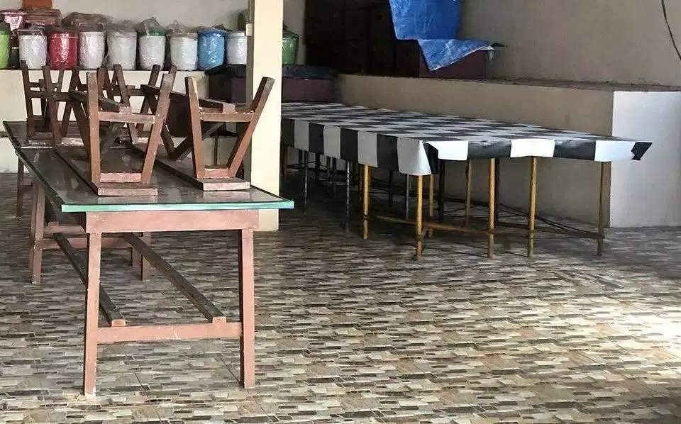 Meja Kayu Panjang dan Kursi