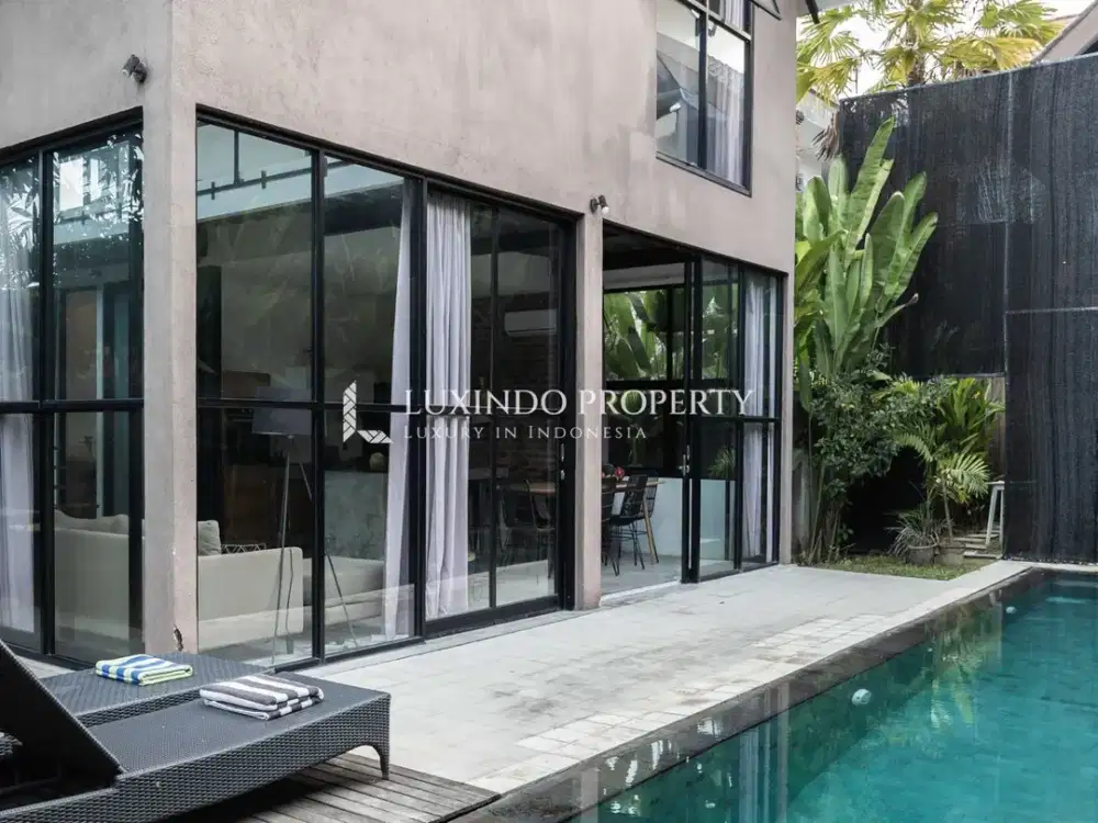 DIJUAL VILLA DENGAN 6 KMAAR TIDUR DI TAMPAK SIRING
