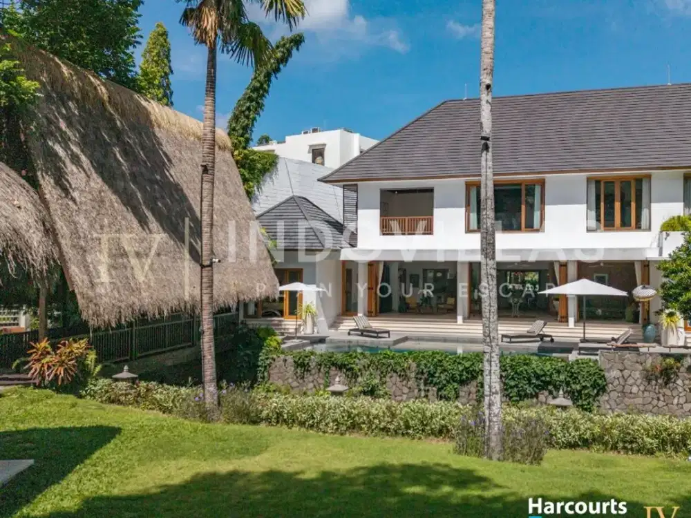 Villa Estate Freehold Mewah Tepi Sungai dengan Zonasi Komersial di Pererenan