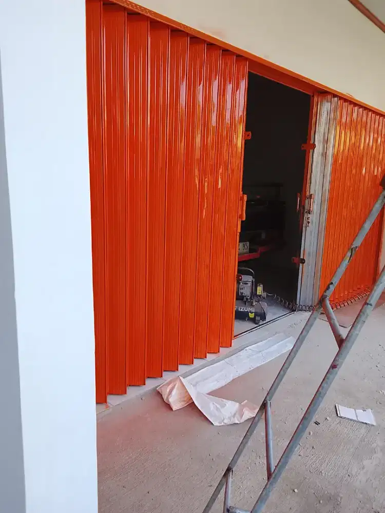 Rolling door folding gate