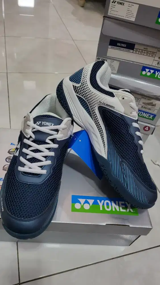 Sepatu badminthon yonex original