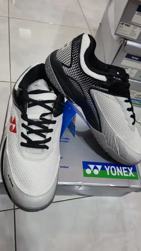 Sepatu badminthon merk Yonex original