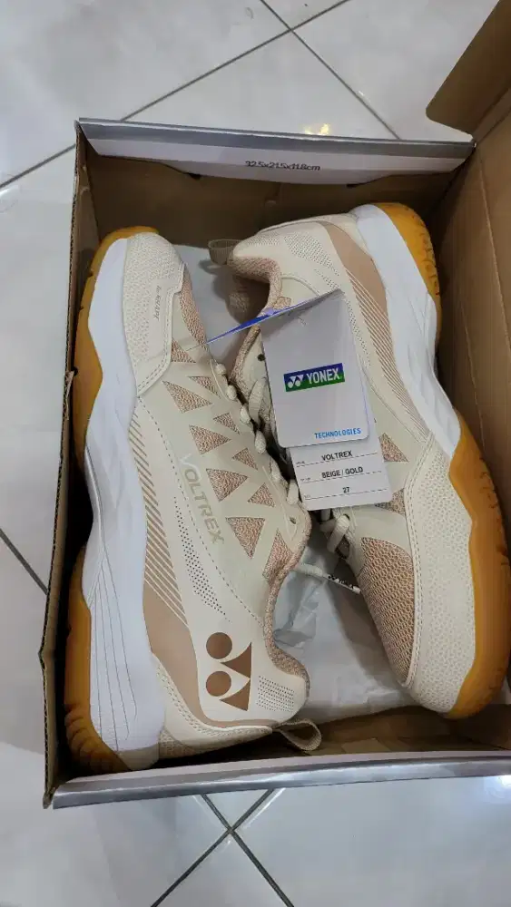 Sepatu badminthon Yonex voltrix original