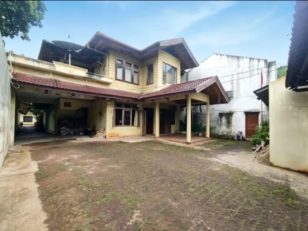 DISEWAKAN RUMAH DENGAN TANAH LUAS DI KEMANG TIMUR - JAKARTA SELATAN
