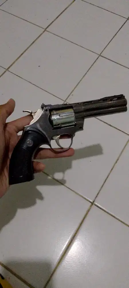 Korek api pistol revolver