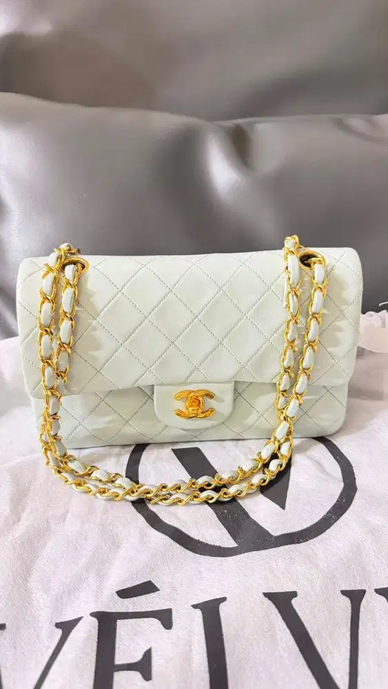 Chanel medium (lamb skin)