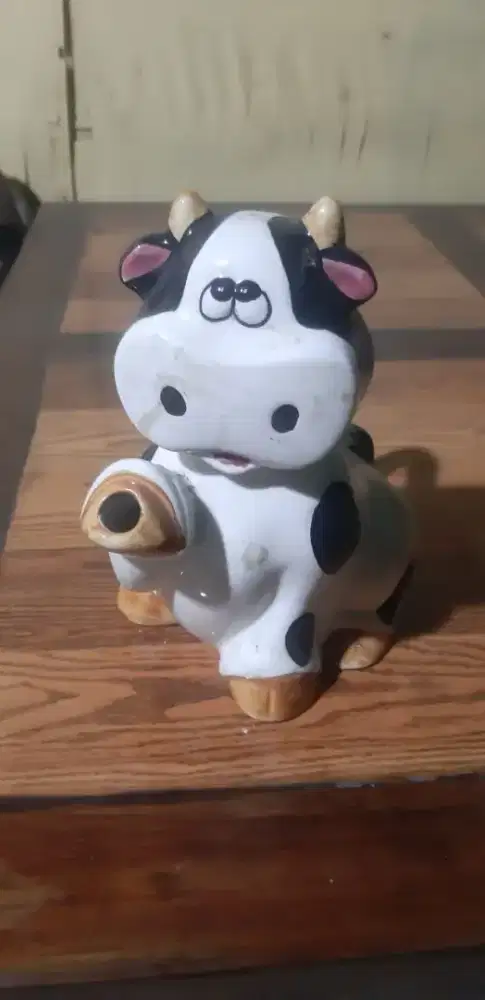 Patung keramik Sapi lucu