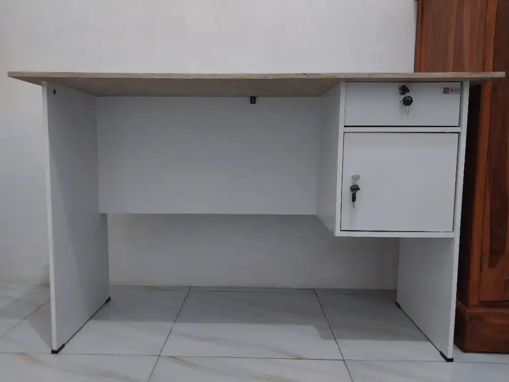Meja belajar/ meja kerja merk ACTIV Furniture