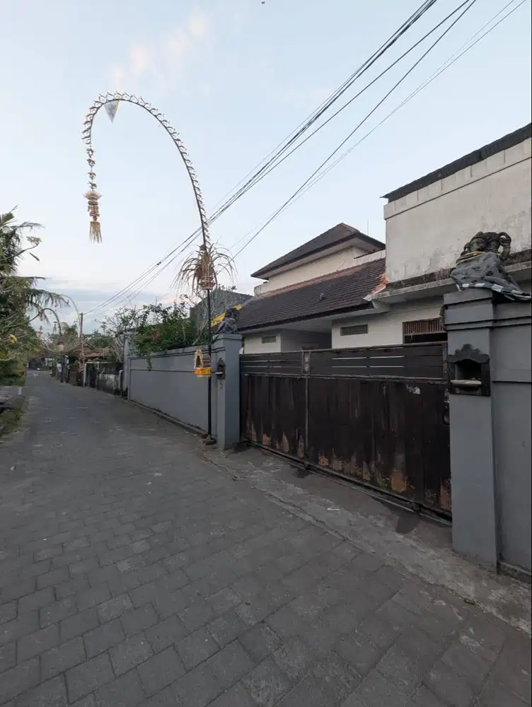 Disewakan rumah 5 kamar tidur Penatih, dekat pasar dan jalan utama