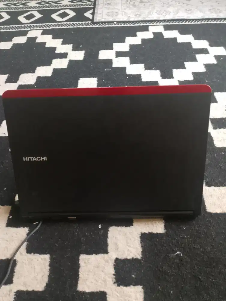 Hitachi Flora SE 210 AMD E1 6200T + AMD Radeon R2 Ram 4 gb SSD 250gb