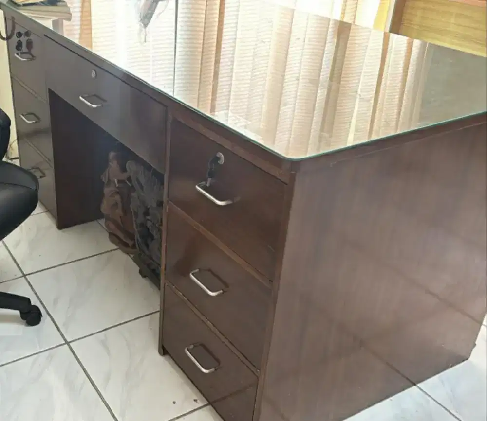 Meja kerja kayu