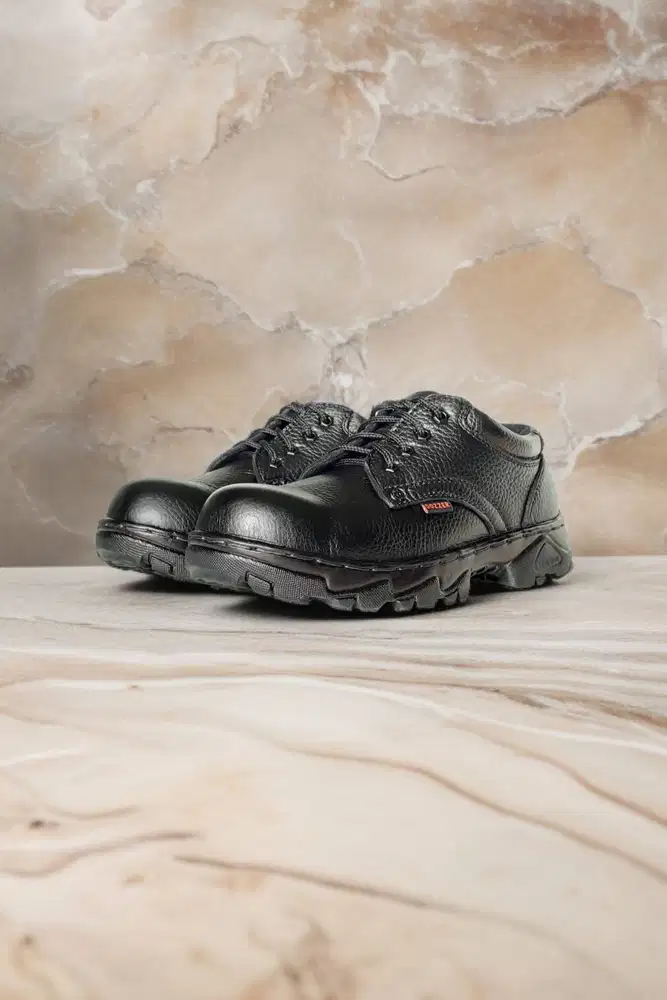 Prioritas Sepatu safety anti gores Kendari