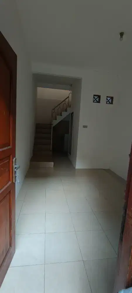 Disewakan Sebuah rumah nyaman 2 lt dekat kemana mana.