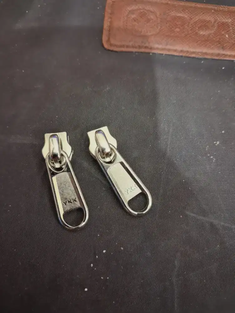 2 Kepala resleting no 5
Kepala warna silver
Limited edition
Barang ter