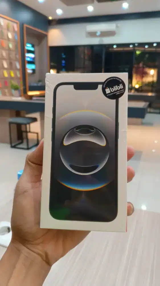 iPhone 16e warna black