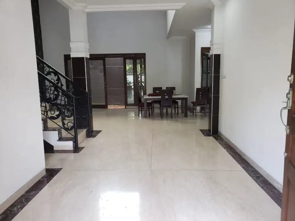 Disewakan Rumah Lux Semi Furnished Di Batununggal