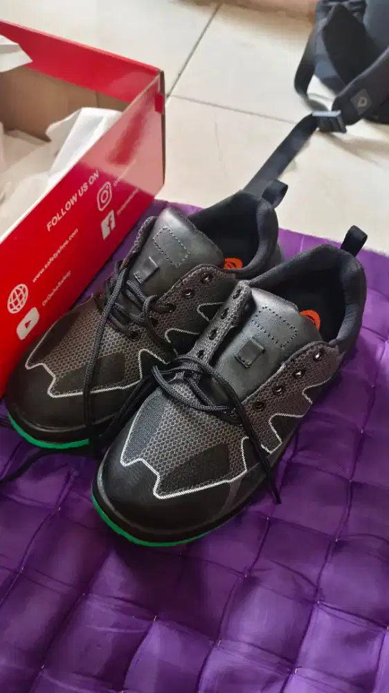 Sepatu dr osha dari kantor