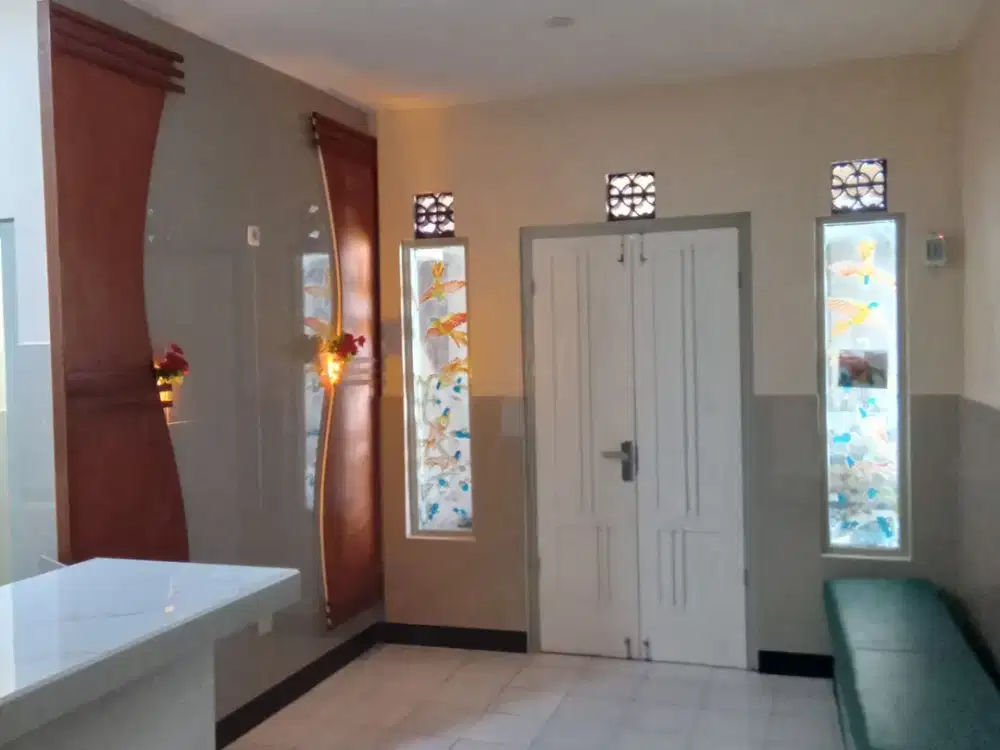 [SEWA] Rumah Eks Dokter Tengah Kota Rasa Vila Estetik – Perum Mutiara Kencana, Madiun