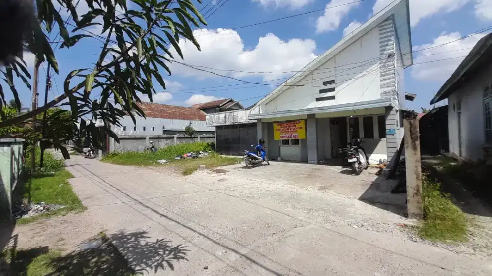 DIJUAL/DISEWAKAN RUMAH DGN HALAMAN DEPAN DAN SAMPING
