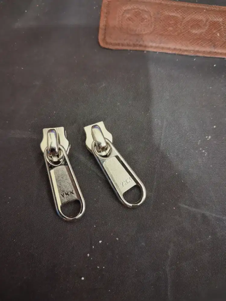 2 Kepala resleting no 5
Kepala warna silver
Limited edition
Barang ter