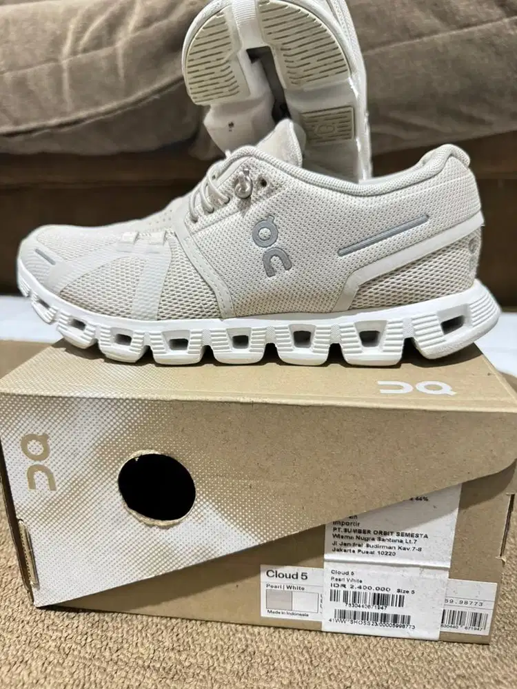On Running Cloud 5 - Pearl / White (Women Size US 5 / EU 36)