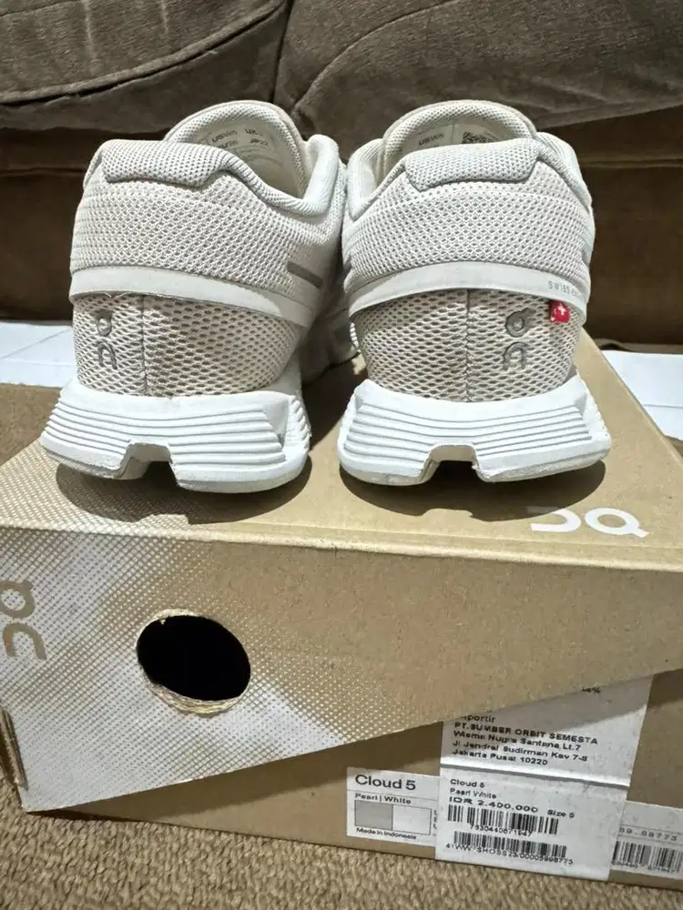 On Running Cloud 5 - Pearl / White (Women Size US 5 / EU 36)