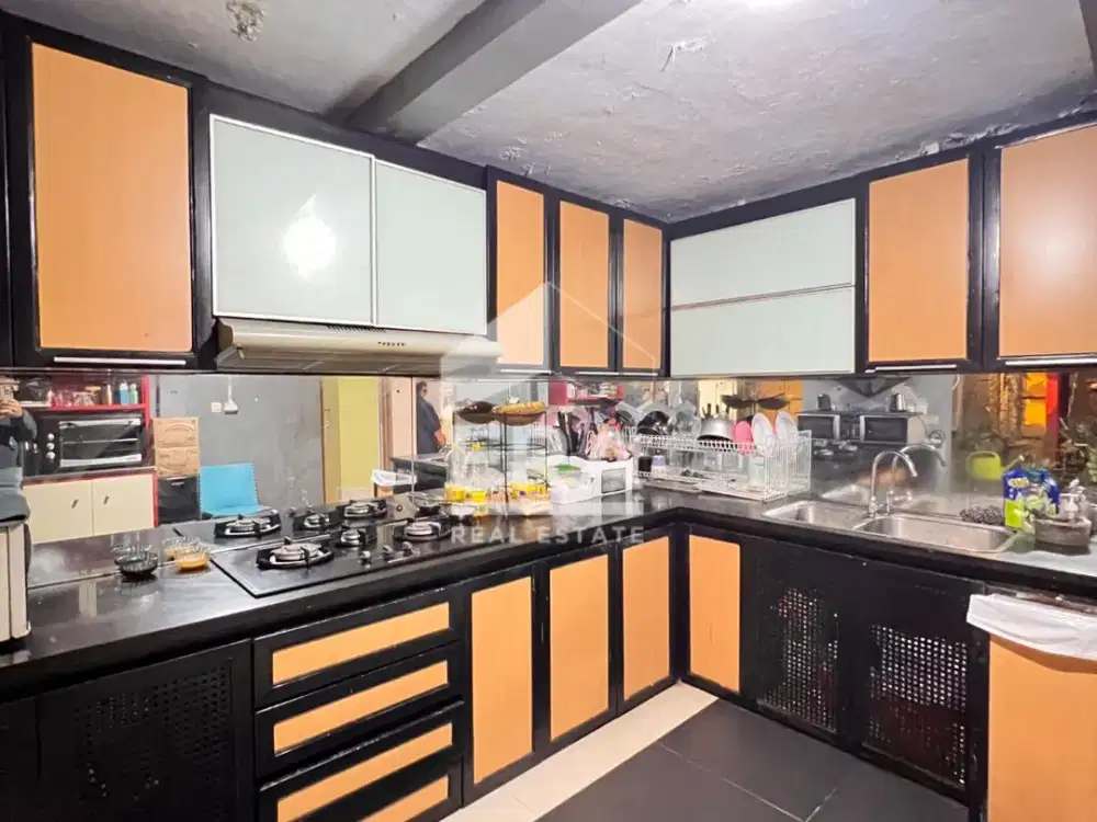 Jual Cepat Rumah Besar Semi Furnished di Pusat Kota Bekasi Dekat Stasiun KRL Kranji