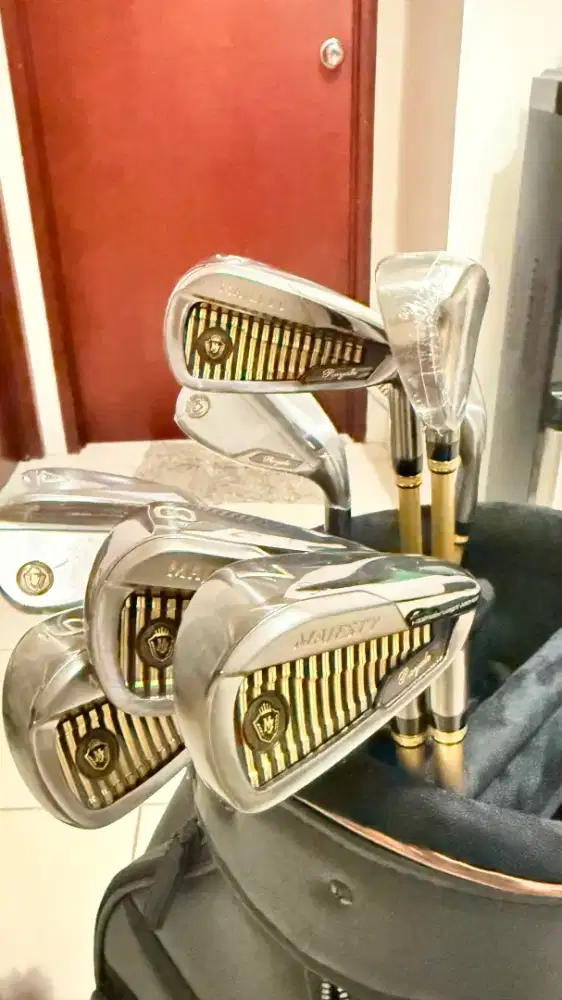 [DIJUAL] 1 SET MAJESTY IRON ROYALE LV560 25 & MAJESTY CADDIE BAG BLACK