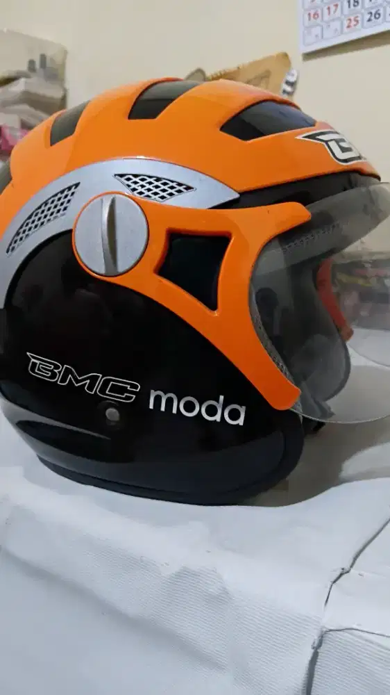 Helm BMC Moda warna kombinasi hitam orange
