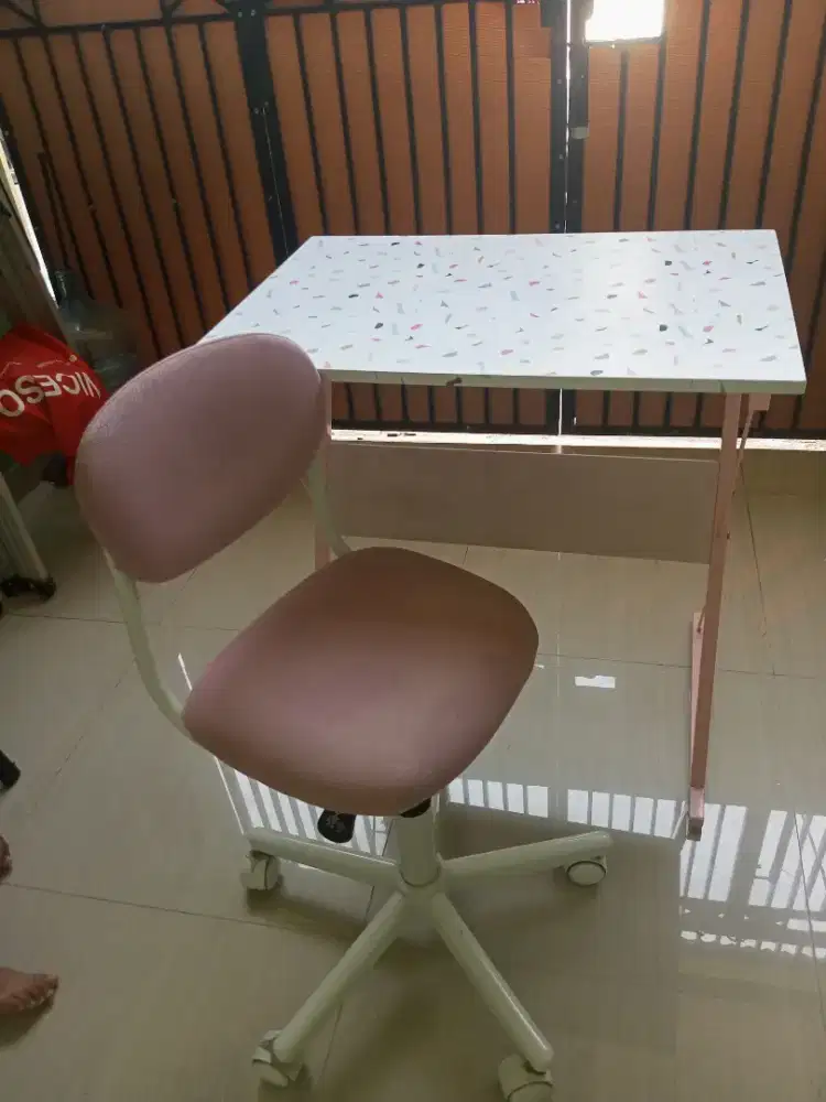 Kuris IKEA VIMUND berwarna merah muda.