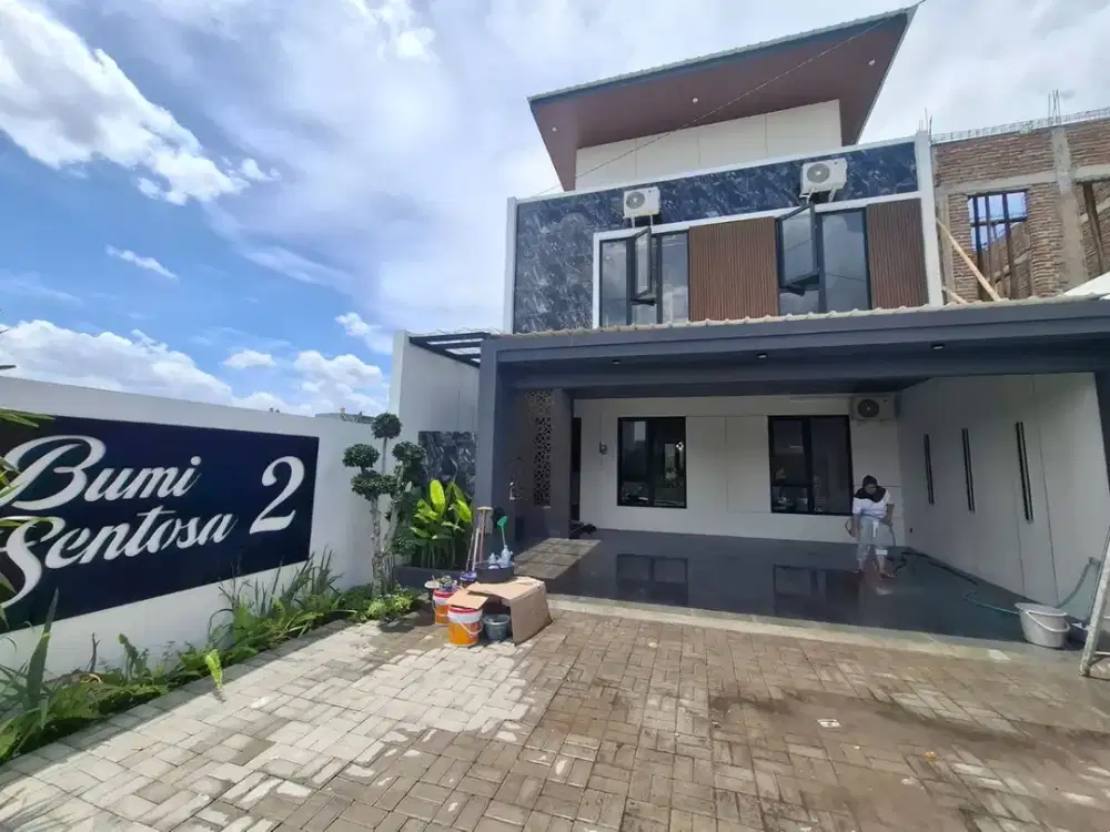 Rumah Mewah 2 Lantai Carport Lega Hanya 4 Menit Dari Stadion Maguwoharjo