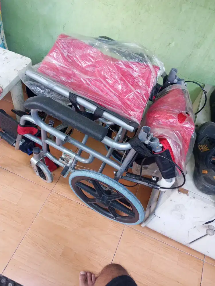 Dijual kursi roda baru pakai 3 bulan dari baru