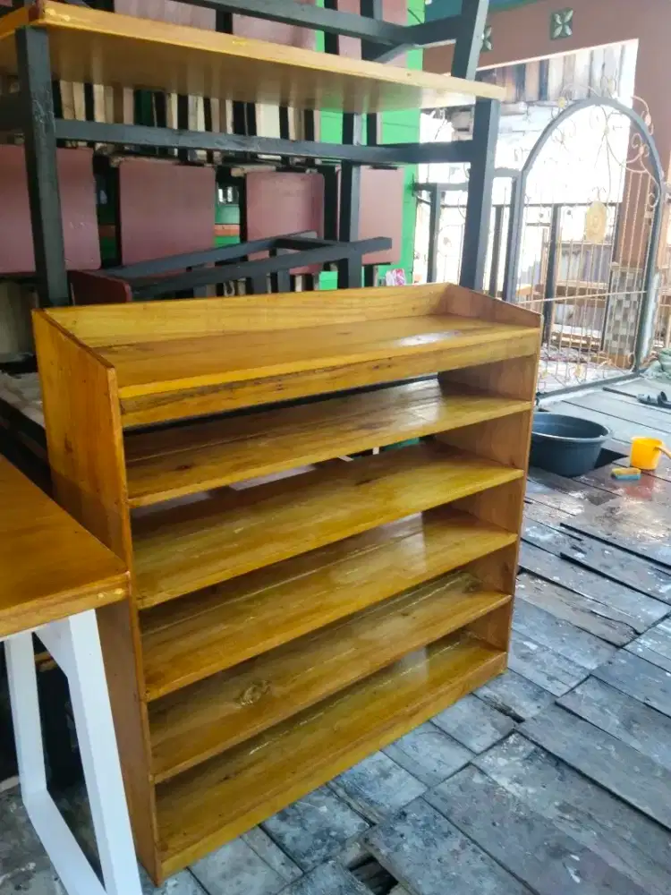 Rak sepatu atau sendal