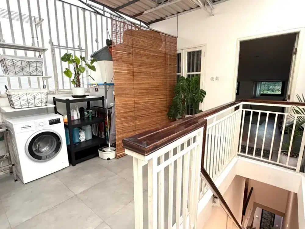 Furnished Rumah Taman Palem Lestari 2,5 Lantai Jakarta Barat Sudah Direnovasi Ulang