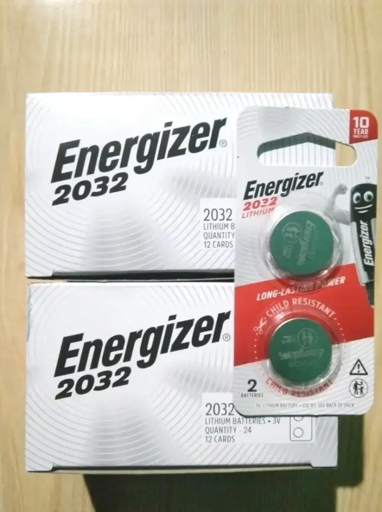 Baterai Energizer lithium CR2032.