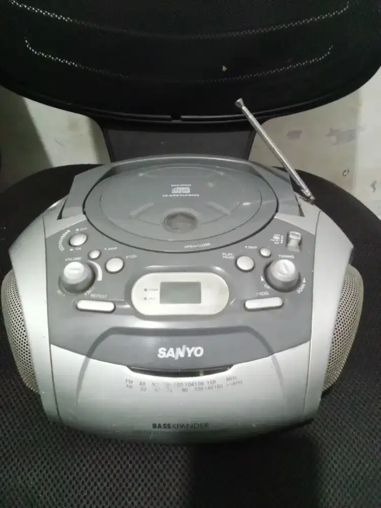 Radio bombox bola merk sanyo japan