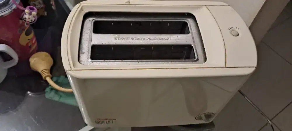 Toaster / alat pemanggang roti