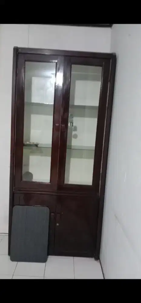 Lemari Kaca dari Kayu