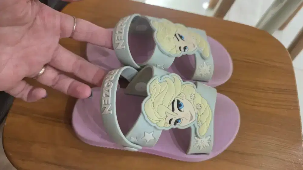 Sendal frozen merek balmoral ori
