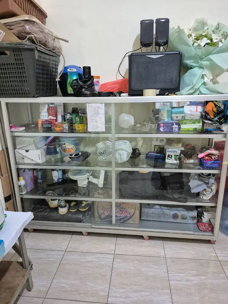 Jual cepat Etalase bekas toko kosmetik