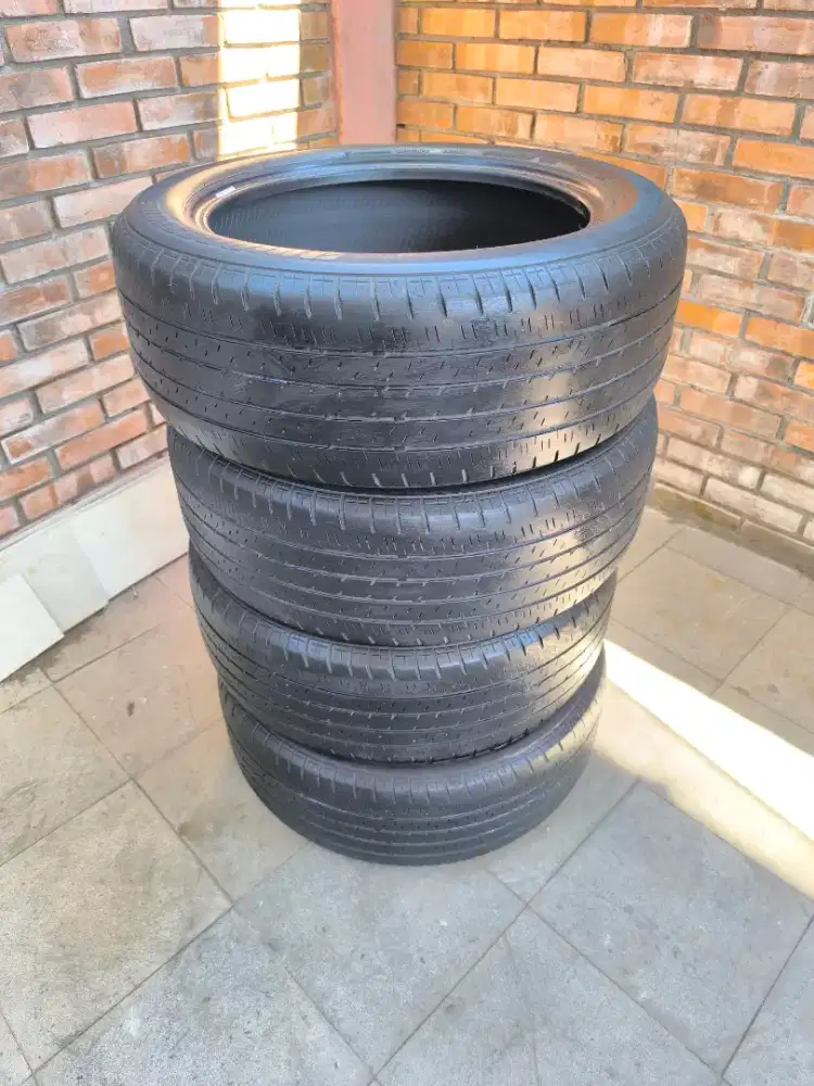 dijual ban  215/55 ring 17 merk bridgestone