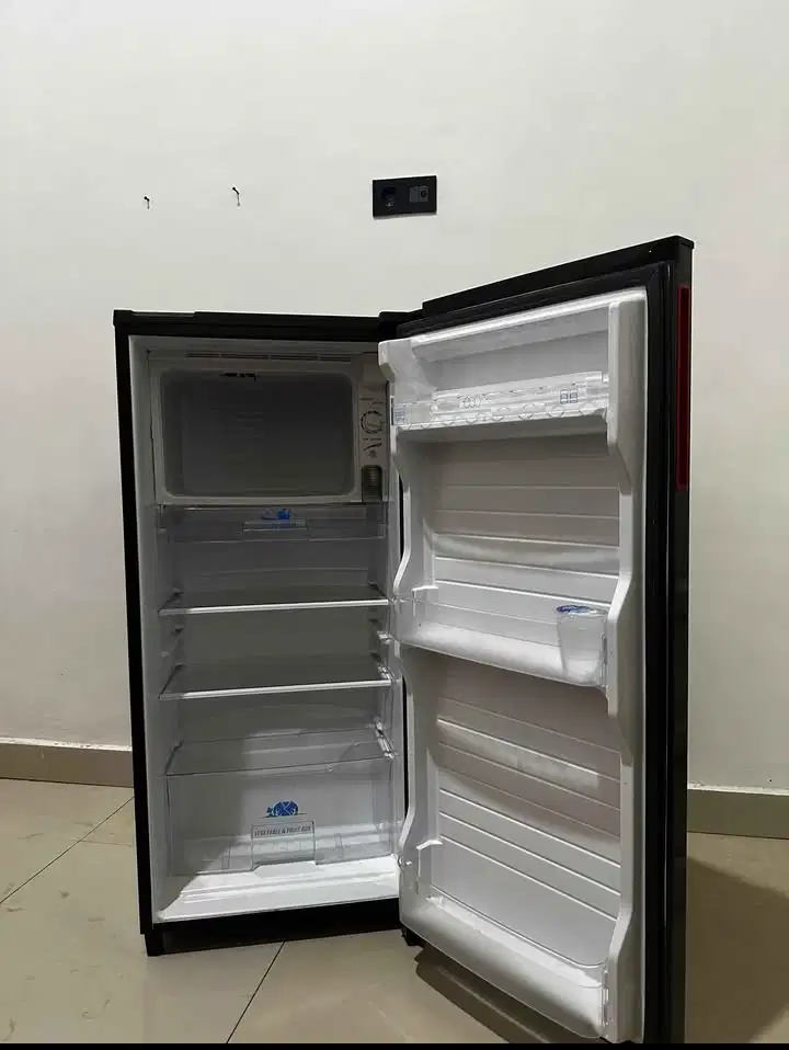Dijual kulkas merek Aqua baru pemakaian seminggu