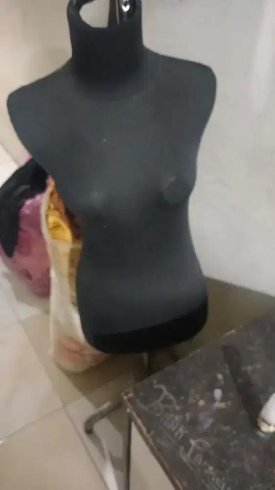 Patung manekin sesuai gambar