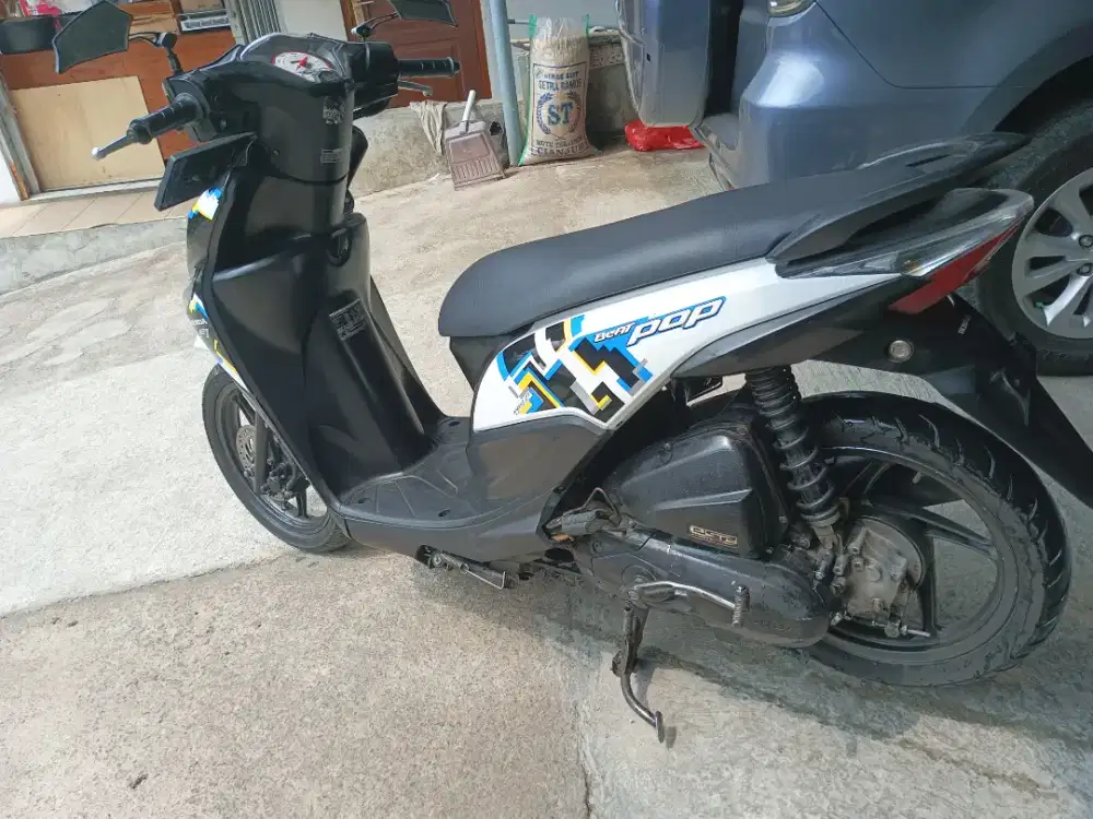 Honda beat pop hitam putih