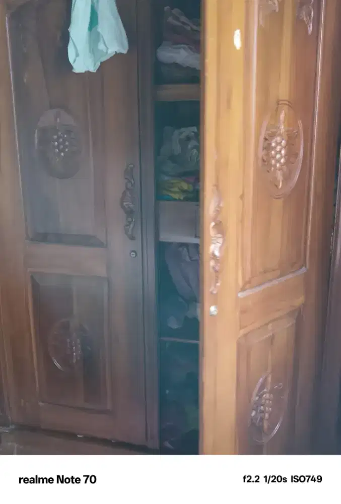Lemari jati sudah  sudahh melewati 3 generasi